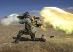 Výstřel z protitankového systému Carl Gustaf