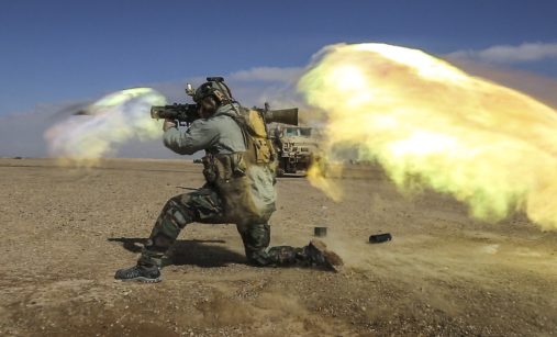Výstřel z protitankového systému Carl Gustaf