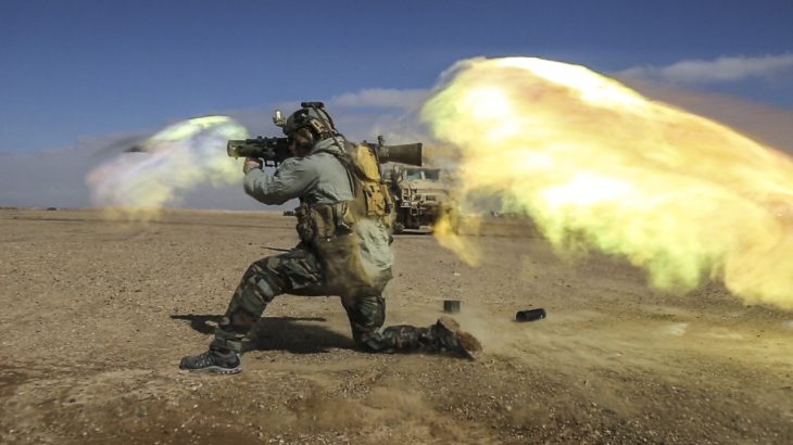 Výstřel z protitankového systému Carl Gustaf