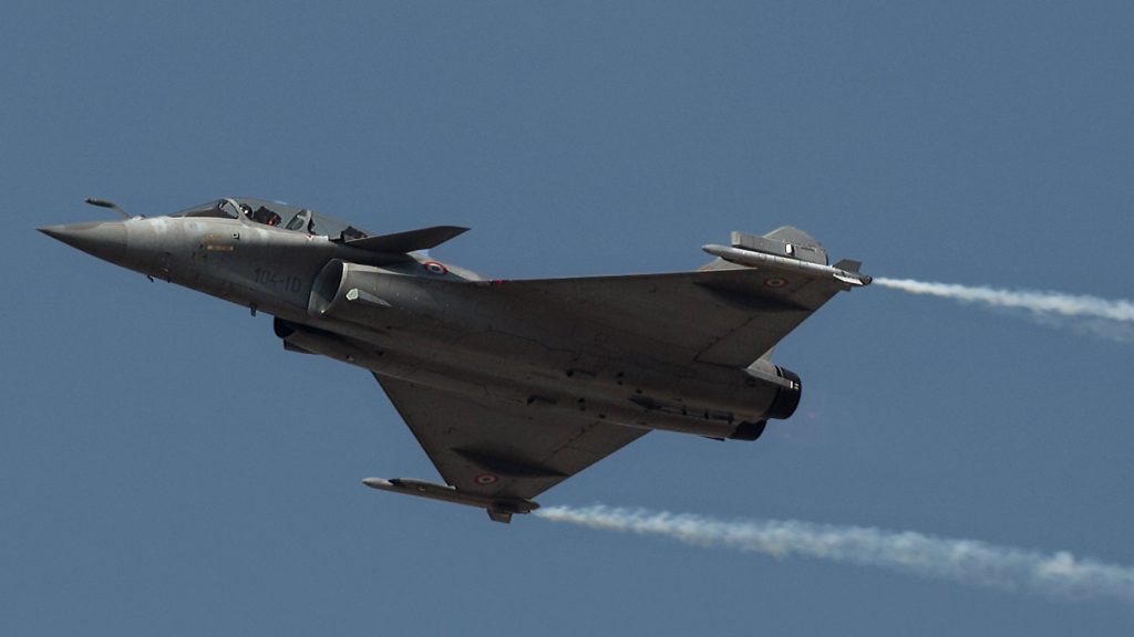 Letoun Dassault Rafale s kouřovou stopou