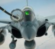Letoun Dassault Rafale při tankování