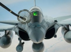 Letoun Dassault Rafale při tankování