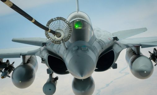 Letoun Dassault Rafale při tankování