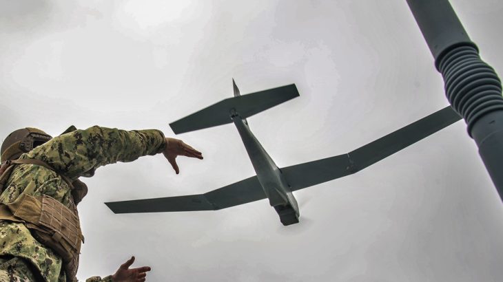 Vojenský dron s pevným křídlem