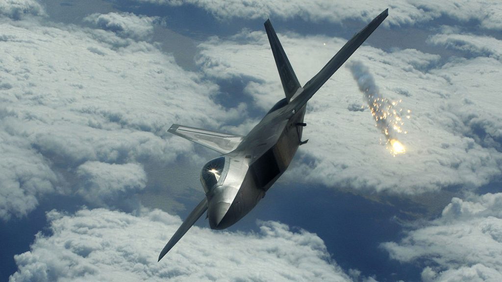 Americký letoun Lockheed Martin F-22 Raptor odpaluje fléru