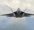 Letoun F-22 Raptor v přízemním letu