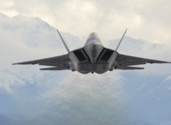 Letoun F-22 Raptor v přízemním letu