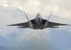 Letoun F-22 Raptor v přízemním letu