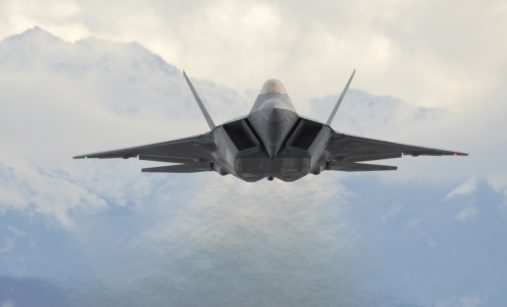 Letoun F-22 Raptor v přízemním letu
