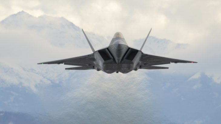 Letoun F-22 Raptor v přízemním letu