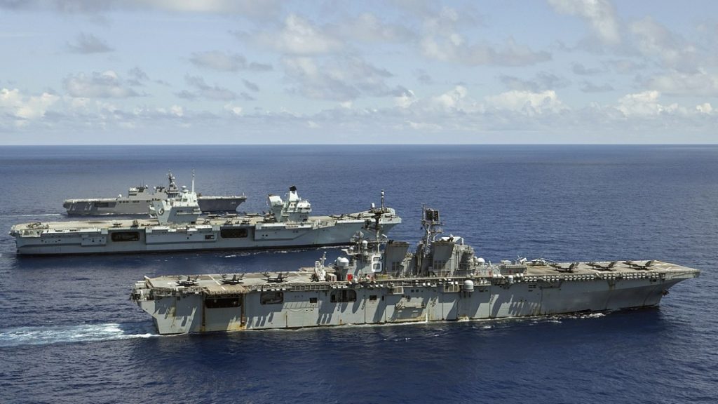 Americká obojživelná útočná loď USS America, britská letadlová loď HMS Queen Elizabeth a japonský vrtulníkový torpédoborec JS Ise