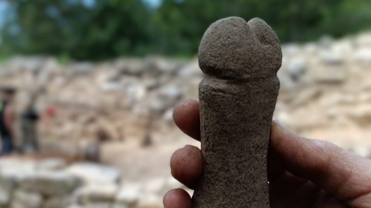 Kamenný brousek ve tvaru penisu