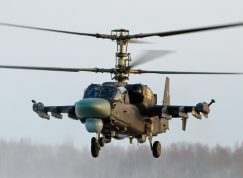 Vrtulník Ka-52 se systémem Vitebsk-25 poblíž bočních kol