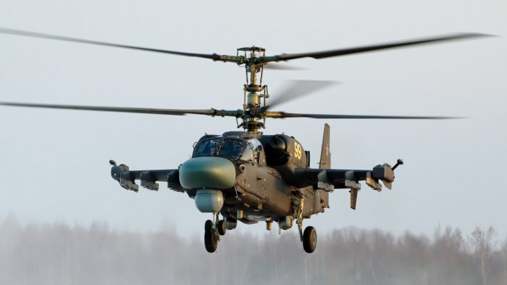 Vrtulník Ka-52 se systémem Vitebsk-25 poblíž bočních kol
