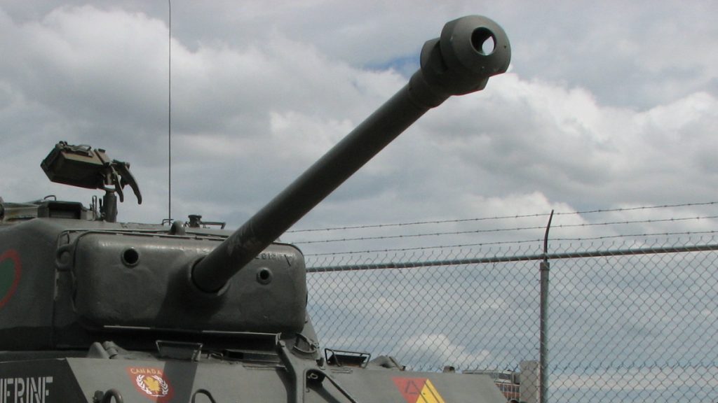 Dělo ráže 76 milimetrů na tanku M4 Sherman