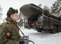 Cvičení ruských vojáků s balistickou mezikontinentální raketou Topol