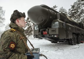 Cvičení ruských vojáků s balistickou mezikontinentální raketou Topol