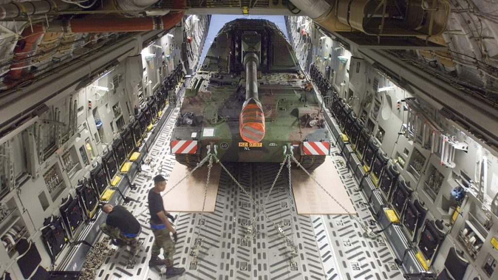 Nákladová prostor letounu C-17 Globemaster III s houfnicí PzH 2000