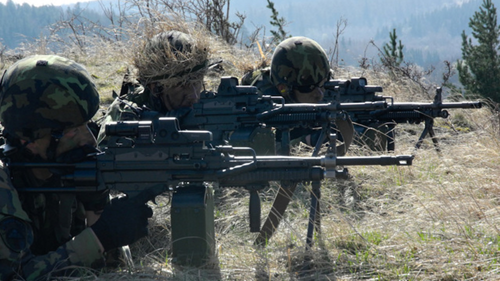 Čeští vojáci střílí z kulometu FM Minimi
