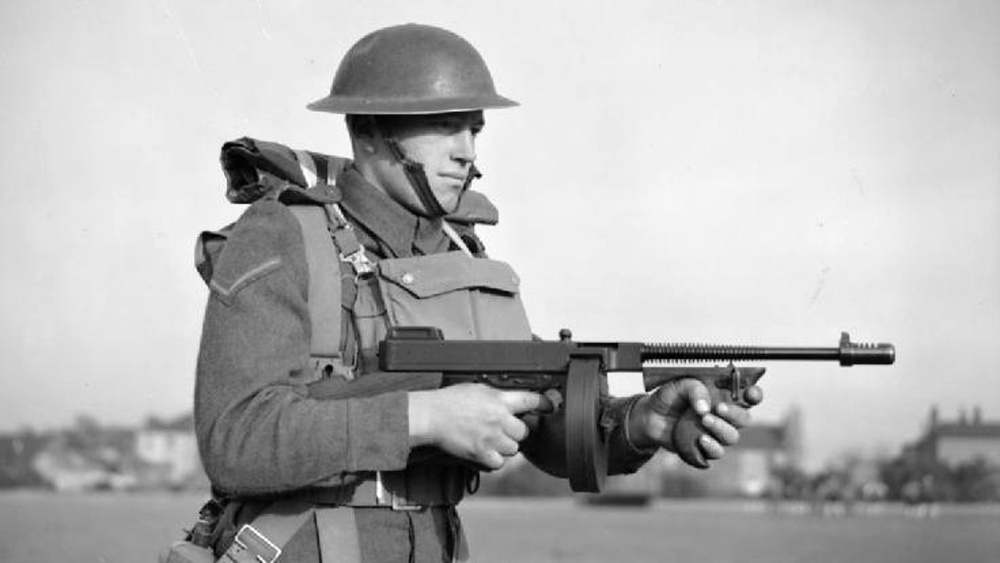 Britský voják se samopalem Thomson M1928 s bubnovým zásobníkem