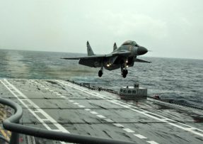 Letoun MiG-29K přistává na letadlové lodi INS Vikramaditya