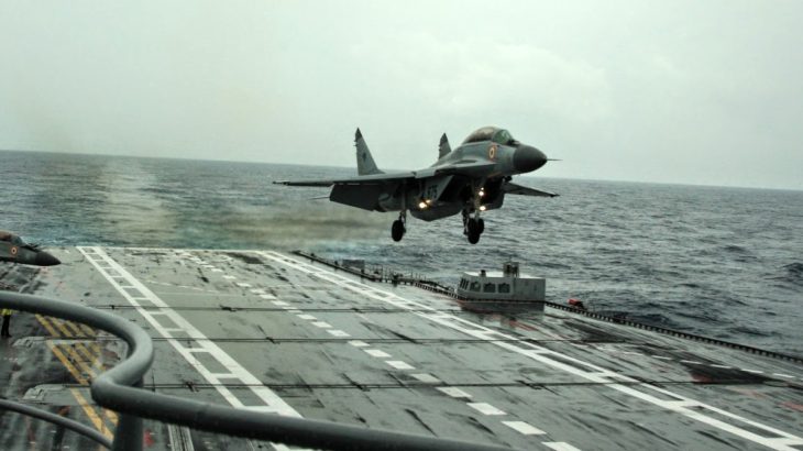 Letoun MiG-29K přistává na letadlové lodi INS Vikramaditya