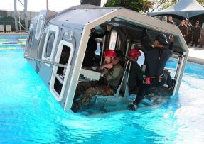 Únik z potápějící se helikoptéry