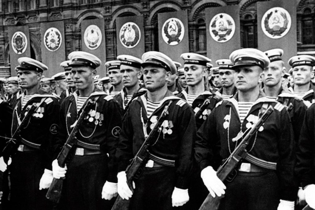 PPS, sovětští námořníci vyzbrojeni PPS, Rudé náměstí, vítězná přehlídka, červen 1945