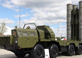 Odpalovací vozidlo systému S-400