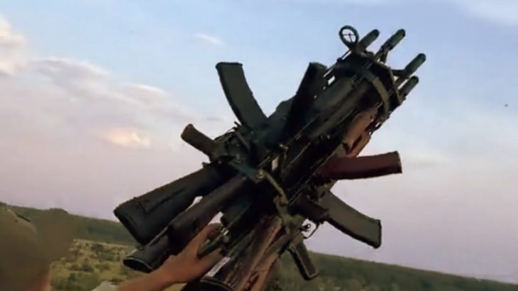 Šest AK-74 připevněných k sobě