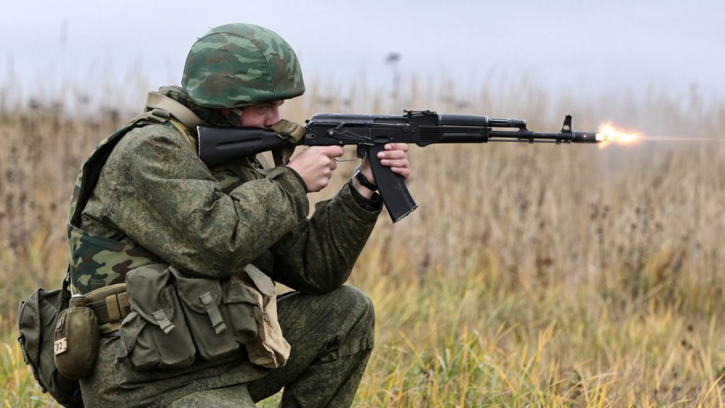 Voják s puškou AK-74M