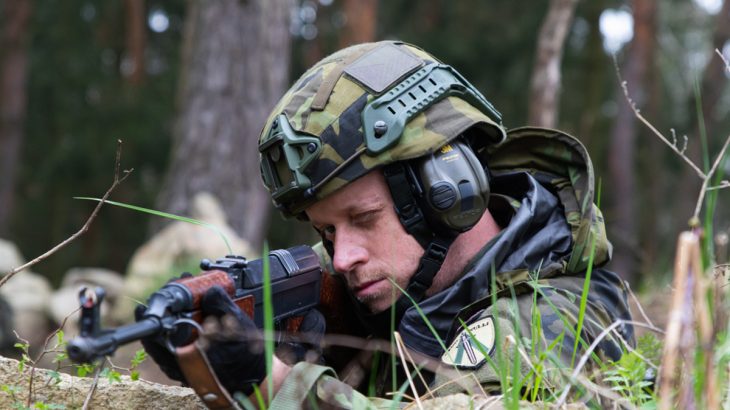 Voják aktivních záloh s puškou Sa Vz.58 zvanou kosa