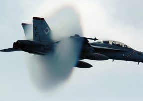 Vojenské letadlo přechází do nadzvukové rychlosti