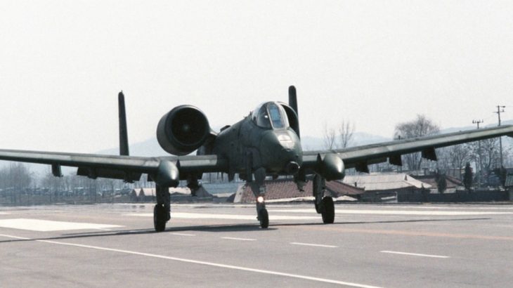 A-10 Thunderbolt II přistává na silnici