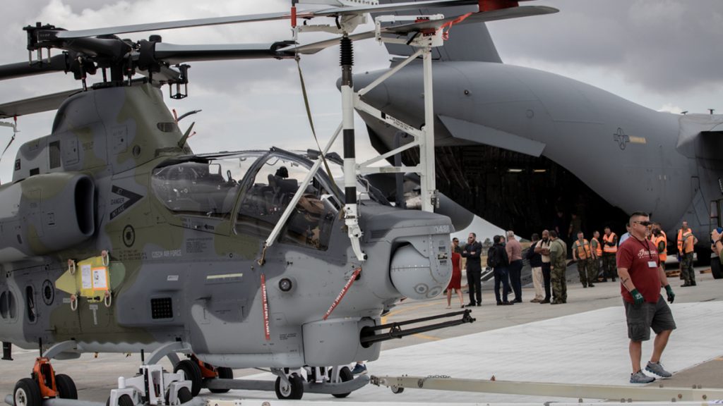 Bitevní vrtulník AH-1Z Viper při příletu do ČR