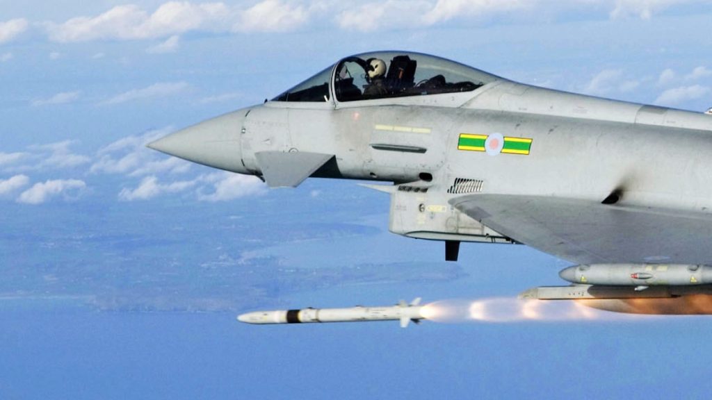 Eurofighter Typhoon odpaluje střelu ASRAAM.