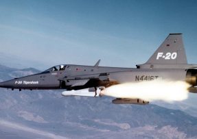 Letoun F-20 Tigershark odpaluje střelu AGM-65 Maverick