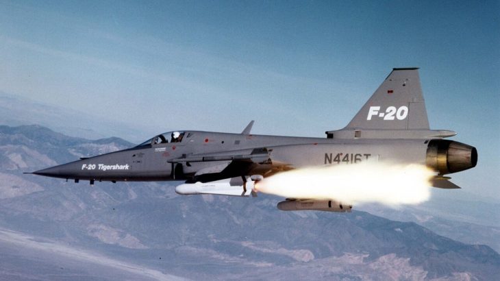 Letoun F-20 Tigershark odpaluje střelu AGM-65 Maverick