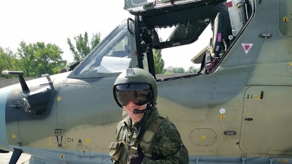 Ruský pilot u vrtulníku Kamov Ka-52M