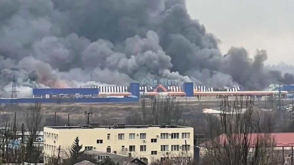 Hořící Mariupol po ruském bombardování, nyní okupovaný Ruskem