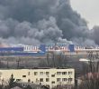 Hořící Mariupol po ruském bombardování, nyní okupovaný Ruskem