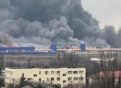 Hořící Mariupol po ruském bombardování, nyní okupovaný Ruskem