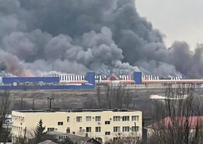 Hořící Mariupol po ruském bombardování, nyní okupovaný Ruskem