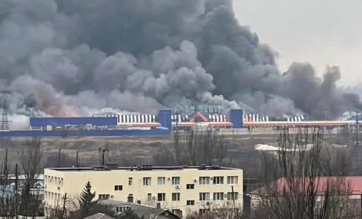 Hořící Mariupol po ruském bombardování, nyní okupovaný Ruskem