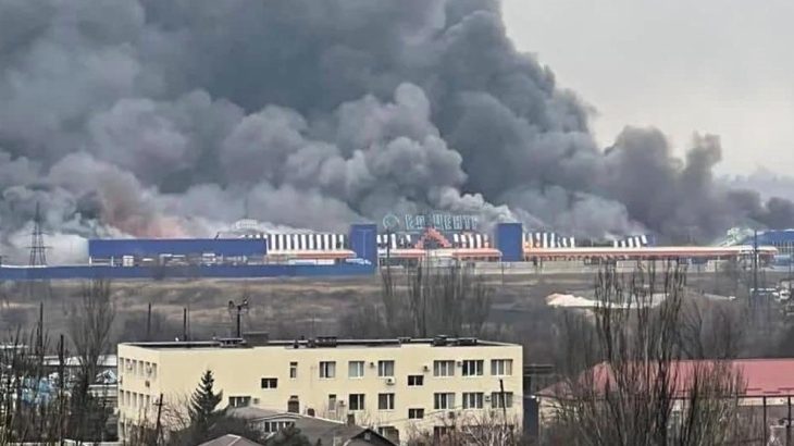 Hořící Mariupol po ruském bombardování, nyní okupovaný Ruskem