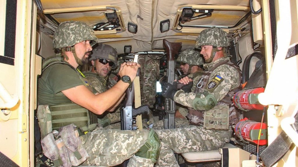 Ukrajinští mariňáci ve vozidle Mastiff