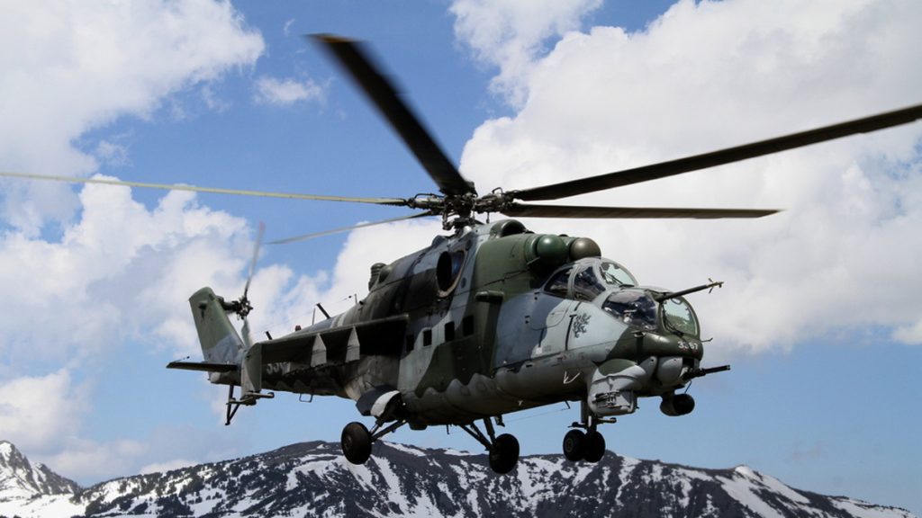 Český Mi-24 při letu v horách