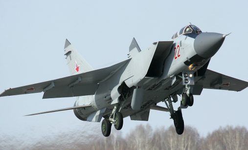 Letoun MiG-31BM s vytaženým podvozkem