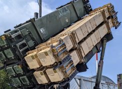 MIM-104 Patriot s kontejnery na 8 střel PAC-3 a 4 střely PAC-3 MSE