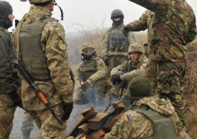Ukrajinští vojáci, útok na zákop